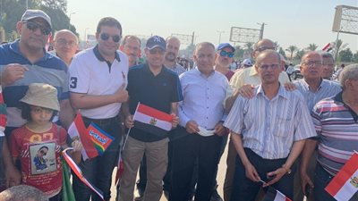 صور.. نائب وزير البترول يتقدم مسيرة العاملين بالثروة المعدنية احتفالًا بانتصارات أكتوبر