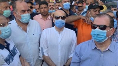 بقيادة 