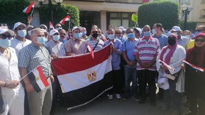 بقيادة 