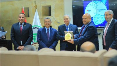 نقيب «مهندسى القاهرة» يكرم وزراء البترول ولفيف من الشخصيات خلال فعاليات المائدة المستديرة