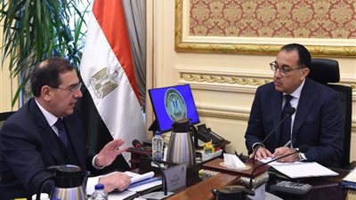 رئيس الوزراء يتابع مع وزير البترول مستجدات مشروع إنشاء مجمع إنتاج الصودا آش