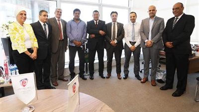 رئيس وأعضاء نادى بتروجيت يشهدون توقيع المدير الفني للفريق عقد الموسم الجديد