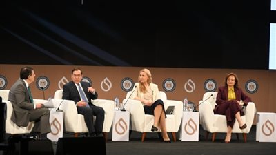 الملا يشهد الجلسة الاستراتيجية الثانية لإعادة رسم خريطة الطاقة العالمية وإنشاء محاور جديدة للسوق