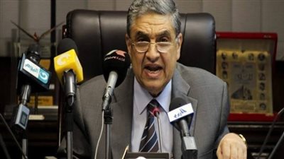 وزير الكهرباء معنفًا مسئول الشكاوى بالوزارة: