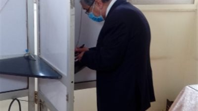 وزير الكهرباء يدلى بصوته فى انتخابات مجلس النواب