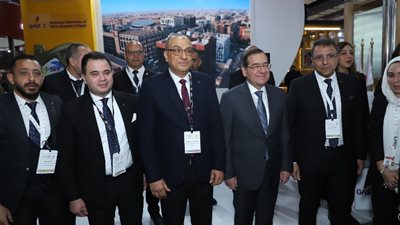 وزير البترول يتفقد جناح غازتك في معرض إيجيبس
