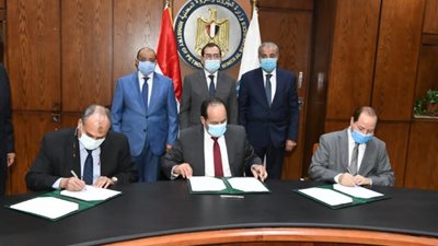 وزراء البترول والتموين والتنمية المحلية يشهدوا توقيع بروتوكول لتوصيل الغاز الى المخابز