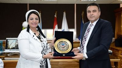 نائب رئيس جامعة أسيوط تزور «أسيوط للتكرير» وتدعو الشركة لمؤتمر تنمية البيئة بالوطن العربى