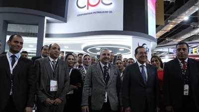وزير البترول يزور جناح التعاون للبترول ويشيد بتميز الشركة
