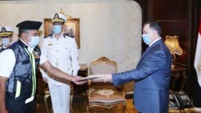 وزير الداخلية يكرم شرطى واقعة طفل المرور ويشيد بتحليه بضبط النفس