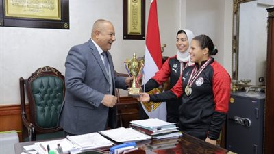 رئيس كهرباء الإسماعيلية يكرم ثنائى رفع الأثقال بعد تحقيقهن المركز الأول ببطولتى العربية والجمهورية