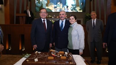 في لمسة تقدير.. الملا يكرم أيمن نجيب في بيته الأول التعاون للبترول