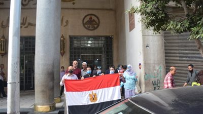 العاملون ب
