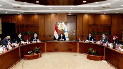 وزير البترول يعقد اجتماع مع وفد الاتحاد المصرى لجمعيات المستثمرين