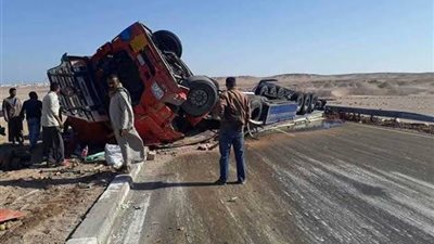 انقلاب شاحنة محملة بـ55 ألف لتر سولار بطريق غارب - الغردقة