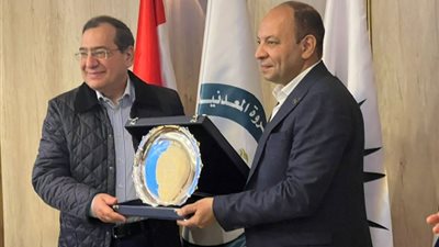 رئيس غاز مصر يهدي درع الشركة لوزير البترول.. وممر شرفي من العاملين