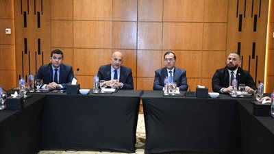 الملا يعقد اجتماعاً مع لجنة البترول والغاز بغرفة التجارة الأمريكية بالقاهرة