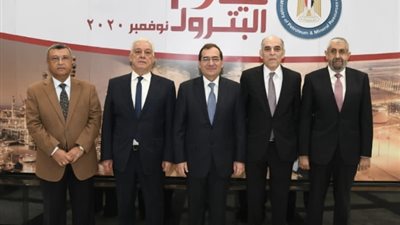 فى عيد البترول ال45.. الملا يكرم شريف إسماعيل وسامح فهمي والوزراء السابقين