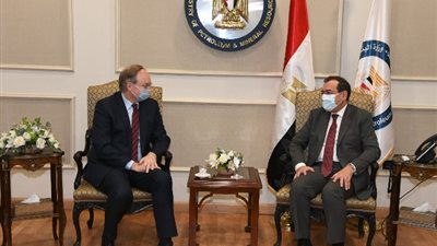 وزير البترول يبحث مع سفير الاتحاد الاوروبى مبادرات الشراكة في مجال الطاقة