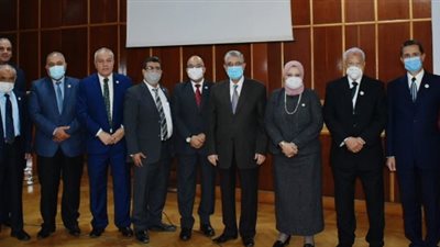 إحتفالا بالنتائج المتميزة..وزير الكهرباء يلتقط صورا تذكارية مع رئيس وقيادات النقل