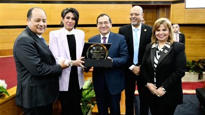 وزير البترول يشارك أمينات المرأة بقطاع البترول الاحتفال بأعياد الأسرة والمرأة