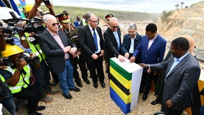 وزيرا الكهرباء والإسكان يشاركان فى تحويل مجرى نهر روفيجى لتنفيذ سد ومحطة جيوليوس نيريرى بتنزانيا