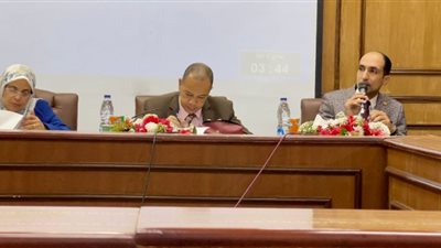 طارق علي مناقشاً للرسائل العلمية بجامعة عين شمس في مجال الموارد البشرية و إدارة الاعمال
