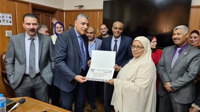 وسط الأمهات المثاليات..رئيس الإسكندرية للكهرباء يحتفل بعيد الأم