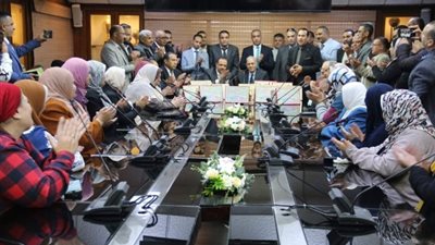 رئيسا شمال القاهرة للكهرباء والعامة للمرافق يكرمان الأمهات المثاليات بالشركة