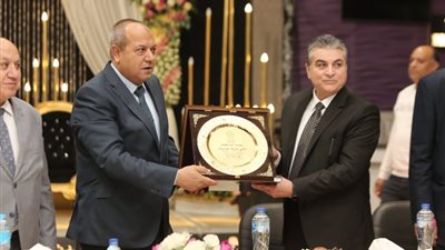 رئيس وقيادات «القناة للكهرباء» يحتفلون ببلوغ «جان الدلتا» سن المعاش