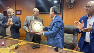 رئيس وقيادات«شمال الدلتا» للكهرباء يحتفلون ببلوغ «الشاعر» سن المعاش