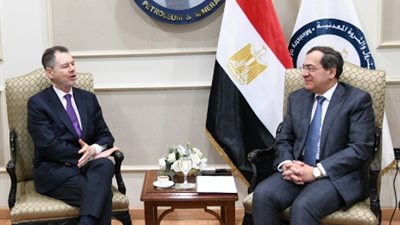 وزير البترول يبحث التغيرات التى تشهدها صناعة الطاقة مع السفير الأسبانى بالقاهرة