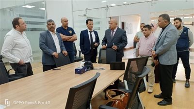 رئيس«القناة للكهرباء»يقوم بجولة تفقدية لمركز الدعم التبادلي بالشركة