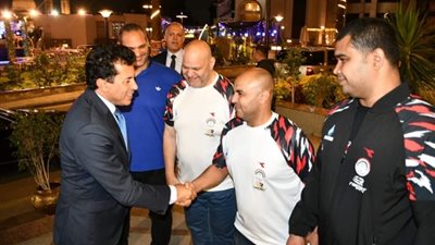 قبيل سفره لتونس..وزير الرياضة يلتقى منتخب رفع الأثقال