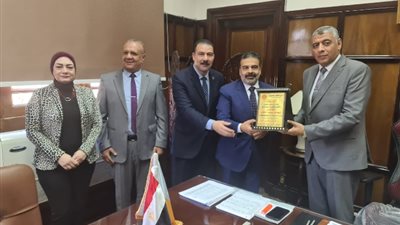 بمناسبة عيد العمال..«الشعب الجمهوري»يكرم رئيس «الإسكندرية للكهرباء»