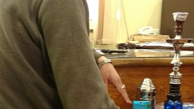 فضيحة..بالرغم من حظر التدخين..مدير شبكات كهرباء الشيخ زايد يدخن شيشة داخل مكتبه