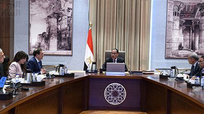 رئيس الوزراء يتابع مع وزير البترول موقف تطوير منظومة تداول وتوزيع المنتجات البترولية