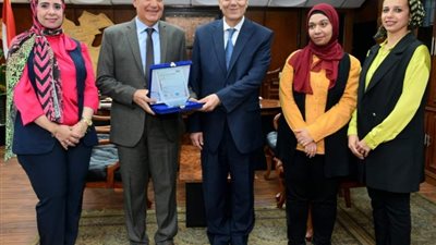 رسميا..تسليم شهادة الايزو ٩٠٠١  لأول مركز خدمة عملاء بشركات الكهرباء