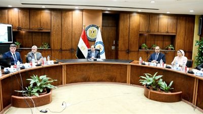 الملا يسلم الرخصة الثانية لمزاولة نشاط تموين السفن بالموانئ المصرية لشركة بنينسولا العالمية