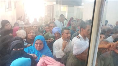 عطل بنظام الشحن..تكدس وتزاحم المواطنين بهندسة بنى مزار بالمنيا