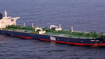 الدفع بـ3 قاطرات لسحب ناقلة بترول تعطلت أثناء عبور قناة السويس