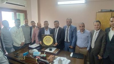 رئيس وأعضاء «نقابية»شمال الدلتا للكهرباء يكرمون رئيس التحرير