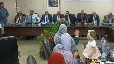 قيادات«الكهرباء»يحتفلون ببلوغ رئيس القطاع القانونى ب«القاهرة للإنتاج» سن المعاش