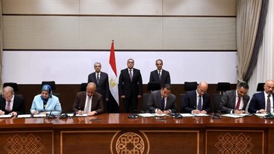 رئيس الوزراء يشهد توقيع عقود لتحويل الأماكن التابعة لشركات الاتصالات الـ4 للعمل بالطاقة النظيفة