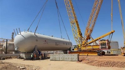 بدء تركيب اوعية تخزين البوتاجاز في مجمع انتاج السولار بشركة «أنوبك» في أسيوط