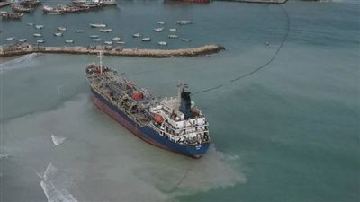 اليمن .. نجاح تفريغ ناقلة نفطية جانحة في المهرة