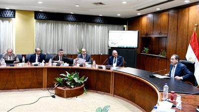 وزير البترول يعقد اجتماعاً لمتابعة اجراءات تنفيذ مشروع مجمع انتاج السيليكون بالعلمين الجديدة