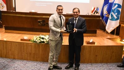 الملا يسلم عدد من مهندسى قطاع البترول شهادات اكمال البرنامج التدريبى على نظم البرمجة الخطية