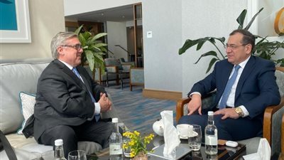 وزير البترول يلتقي رئيس شيفرون لبحث أنشطة الشركة في مصر