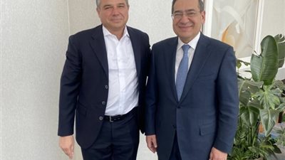 الملا يبحث مع بيكرهيوز العالمية خطط خفض الكربون والحد من الانبعاثات